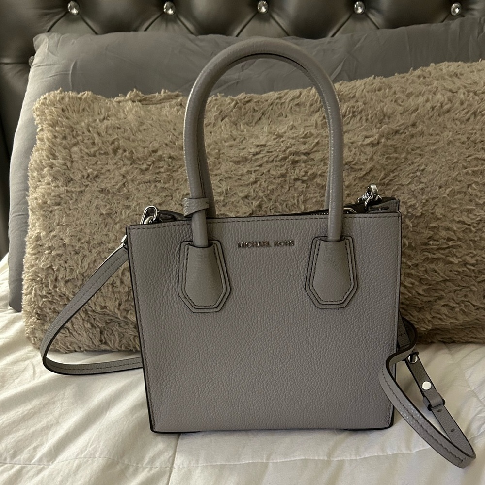 🎉 Host Pick 🎉 Michael Kors Gray Leather Tote Bag